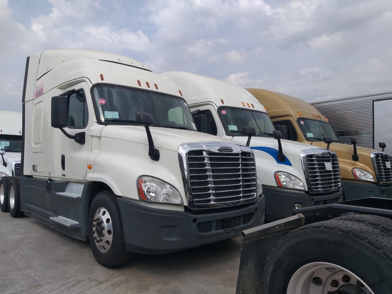 phân phối xe đầu kéo mỹ freightliner 1 giường nhập khẩu - đại lý bán đầu kéo mỹ