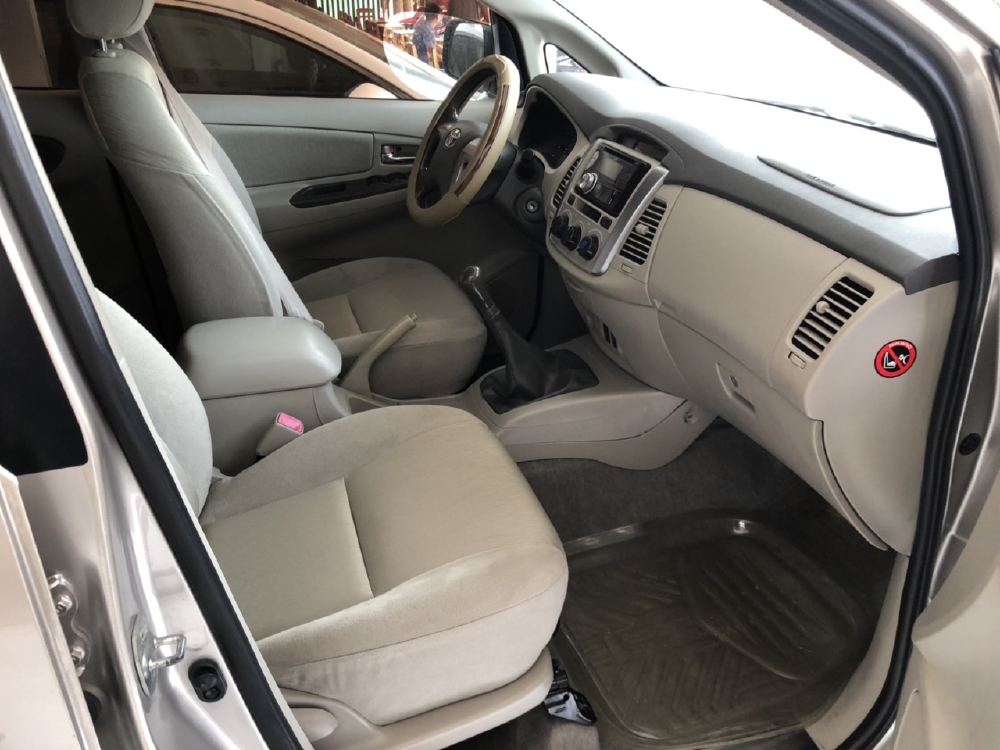 Bán Toyota INNOVA 2.0E màu vàng cát số sàn sản xuất 2014 biển Sài Gòn mẫu mới đi 49000km
