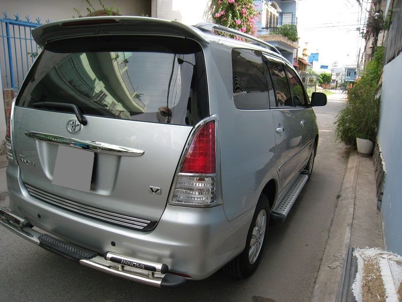 Bán Toyota Innova V 2011 màu bạc xe gia đình