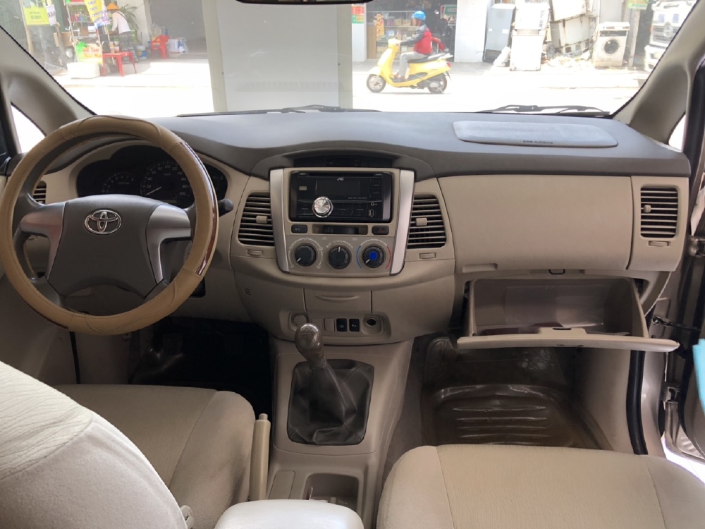Bán Toyota INNOVA 2.0E màu vàng cát số sàn sản xuất 2014 biển Sài Gòn mẫu mới đi 49000km
