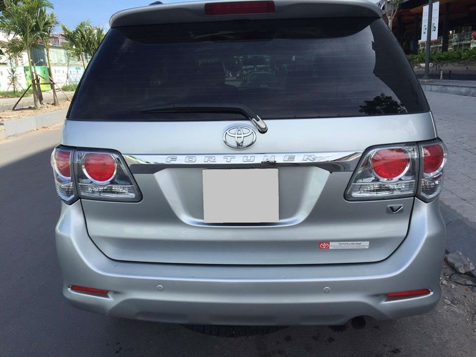 Cần bán xe Toyota Fortuner V 2013 số tự động máy xăng