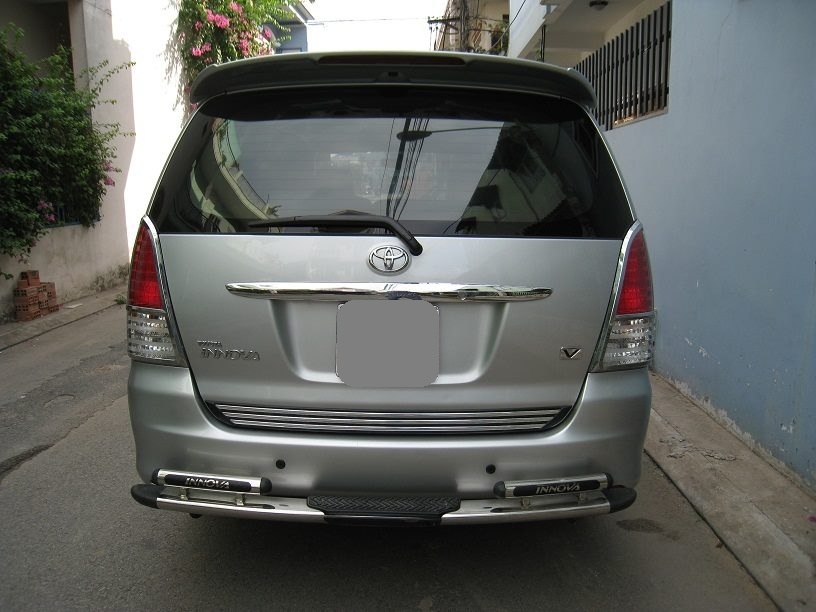 Bán Toyota Innova V 2011 màu bạc xe gia đình