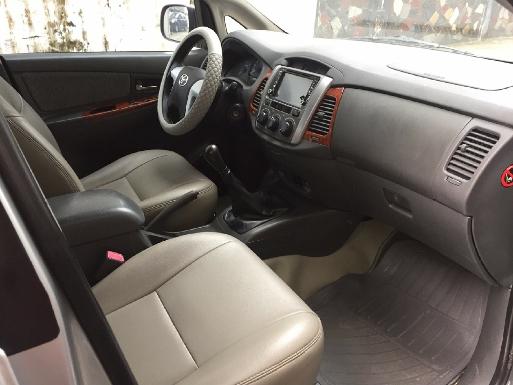 bán xe Toyota Innova 2013 số sàn màu bạc fom mới