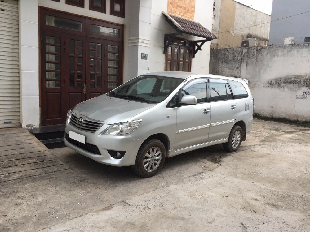 bán xe Toyota Innova 2013 số sàn màu bạc fom mới