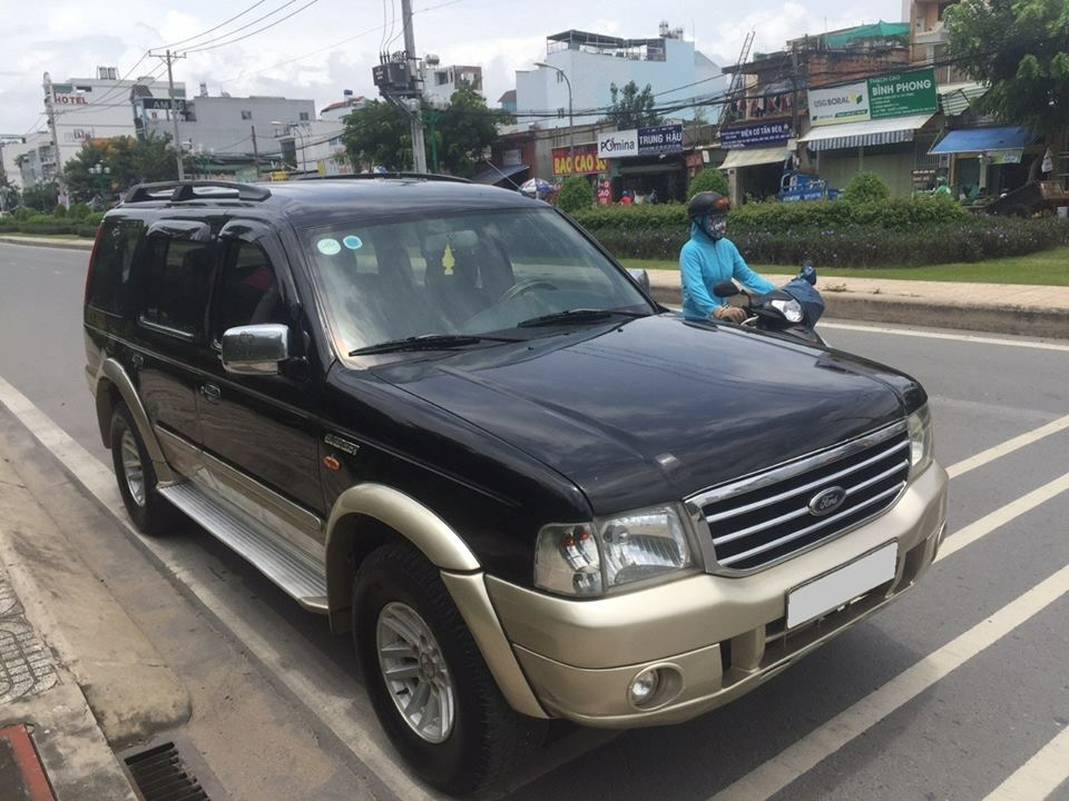 Cần tiền bán Ford Everest sx 2007, màu đen than