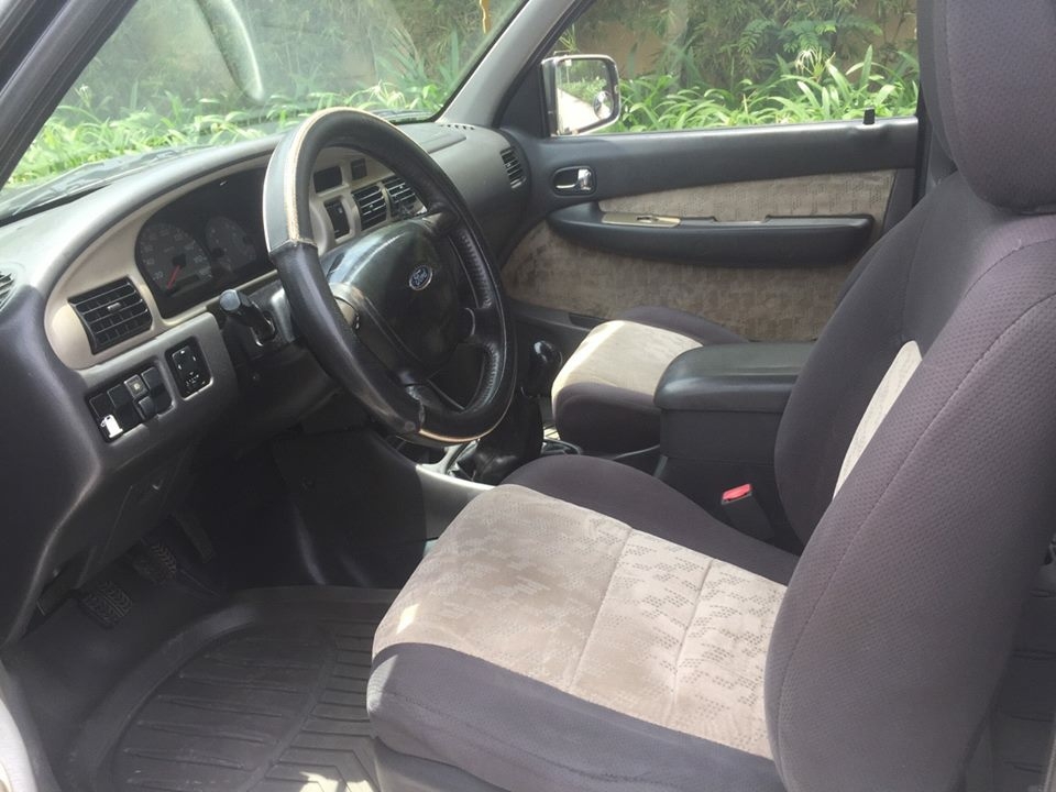 Cần tiền bán Ford Everest sx 2007, màu đen than