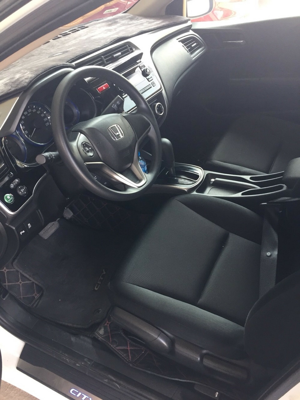 Bán Honda City 1.5AT màu trắng số tự động sản xuất 2017 biển tỉnh đi 32000km