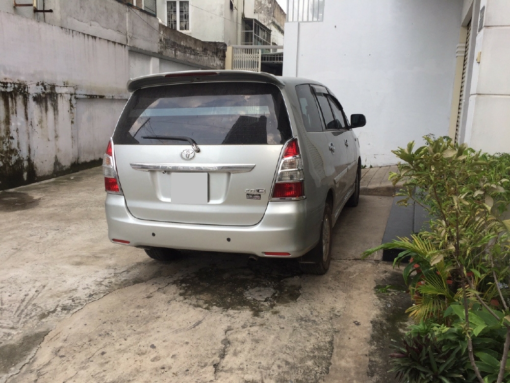 bán xe Toyota Innova 2013 số sàn màu bạc fom mới