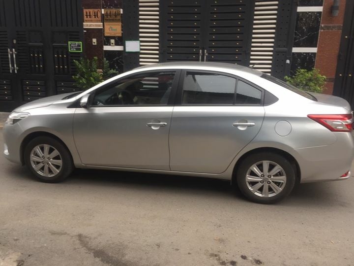 Cần bán gấp xe Vios E số sàn 2017 màu bạc