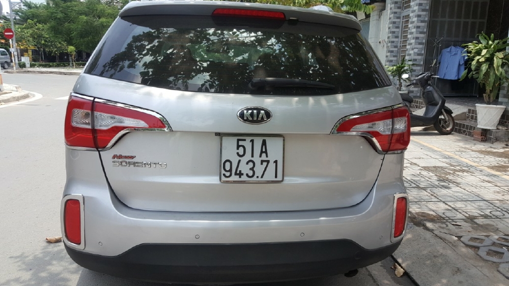 Bán Kia New Sorento GATH 2.4AT màu bạc máy xăng số tự động bản sản xuất 2014 biển SG mẫu mới