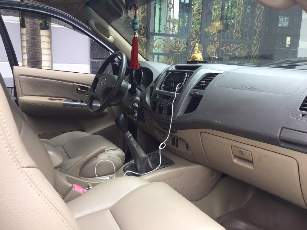 Bán Toyota Fortuner 2011 máy dầu số sàn màu xám chì tuyệt mới