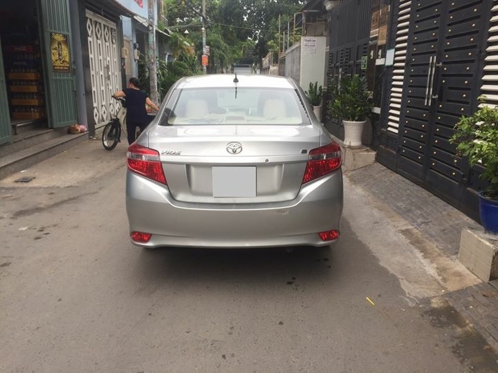 Cần bán gấp xe Vios E số sàn 2017 màu bạc