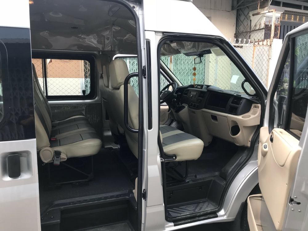 Cần bán xe Ford Transit 2018 số sàn máy dầu