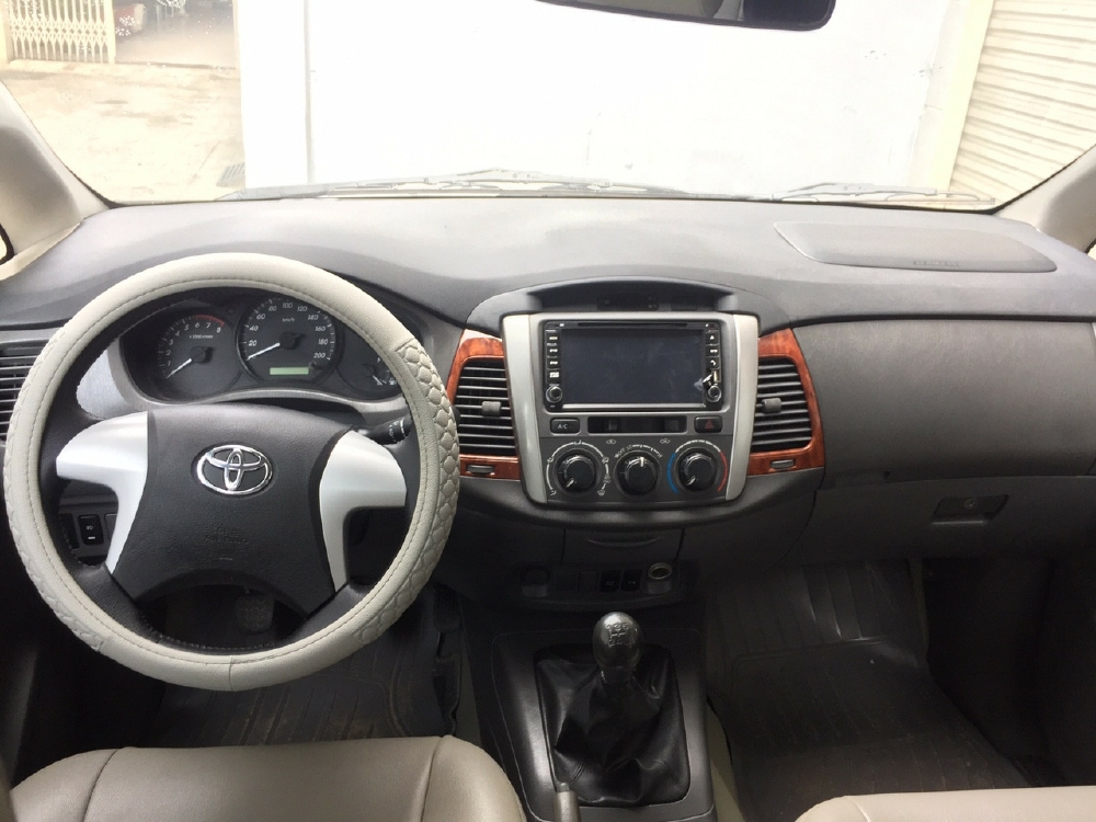 bán xe Toyota Innova 2013 số sàn màu bạc fom mới