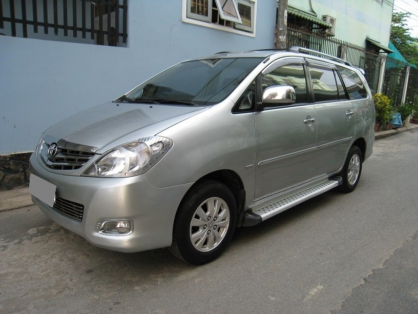 Bán Toyota Innova V 2011 màu bạc xe gia đình
