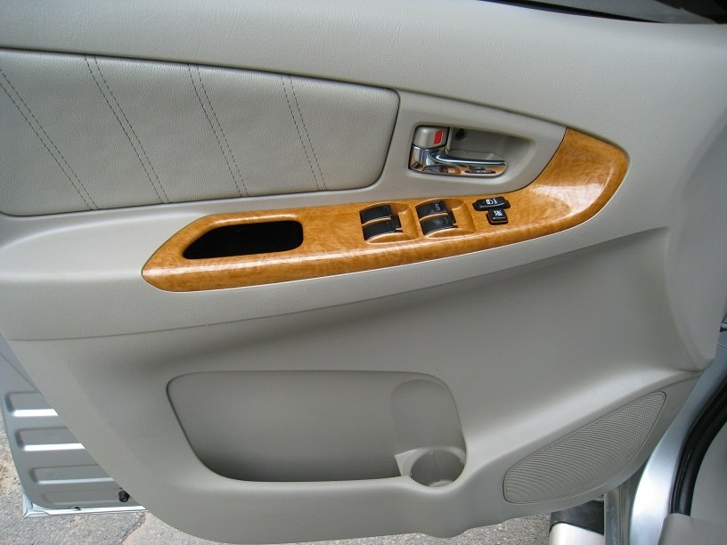 Bán Toyota Innova V 2011 màu bạc xe gia đình