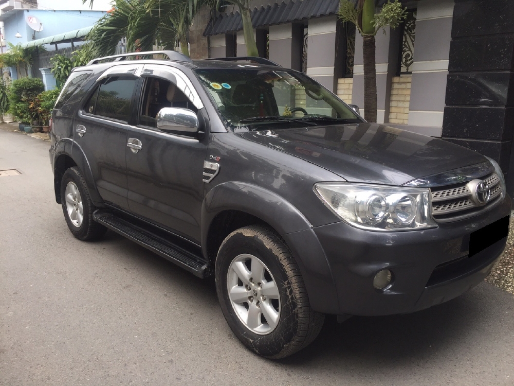 Bán Toyota Fortuner 2011 máy dầu số sàn màu xám chì tuyệt mới