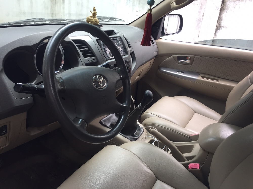 Bán Toyota Fortuner 2011 máy dầu số sàn màu xám chì tuyệt mới
