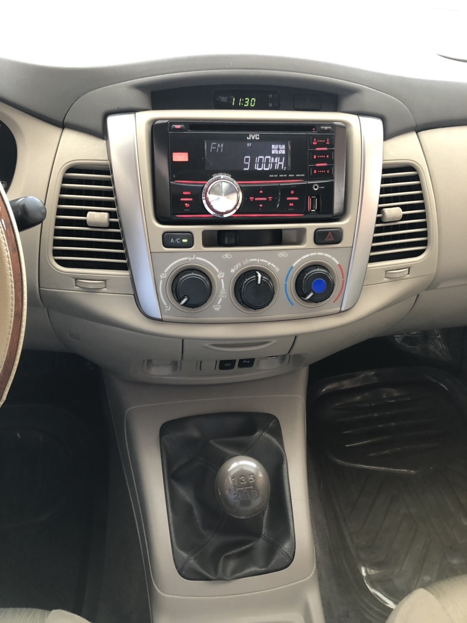 Bán Toyota INNOVA 2.0E màu vàng cát số sàn sản xuất 2014 biển Sài Gòn mẫu mới đi 49000km