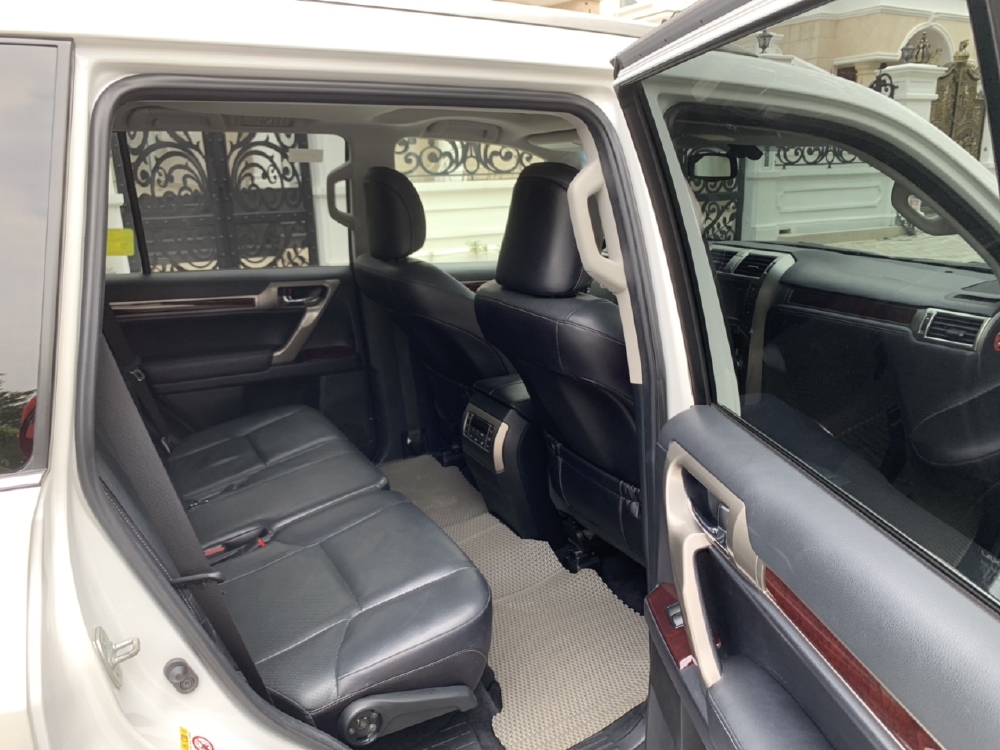 Bán xe Lexus GX460 đời 2016 màu trắng nội thất đen