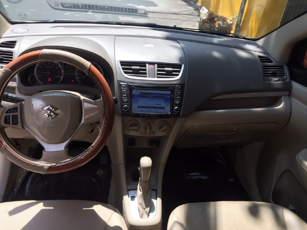 Cần bán Suzuki Ertiga 2016 số tự động màu vàng cát