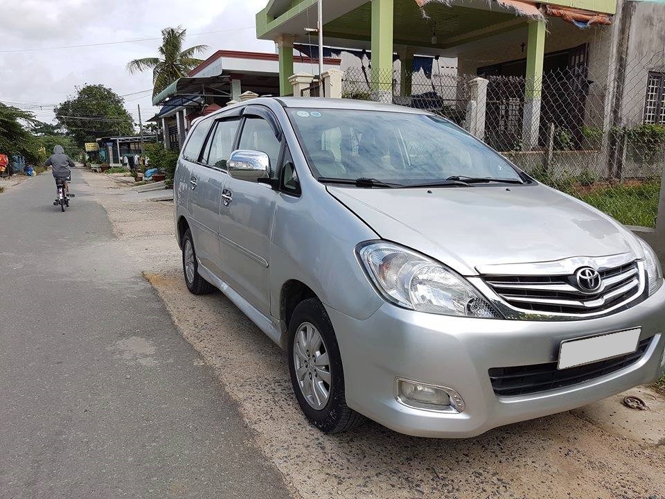 Cần bán Toyota Innova V số tự động màu bạc