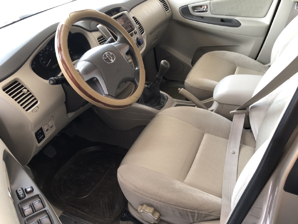Bán Toyota INNOVA 2.0E màu vàng cát số sàn sản xuất 2014 biển Sài Gòn mẫu mới đi 49000km