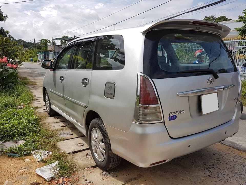 Cần bán Toyota Innova V số tự động màu bạc