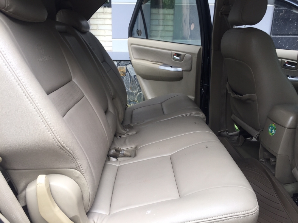 Bán Toyota Fortuner 2011 máy dầu số sàn màu xám chì tuyệt mới