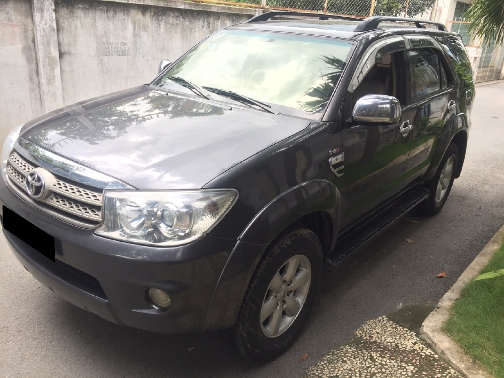 Bán Toyota Fortuner 2011 máy dầu số sàn màu xám chì tuyệt mới