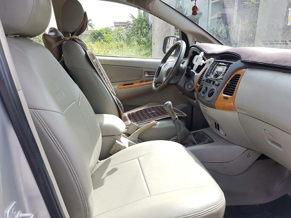 Cần bán Toyota Innova V số tự động màu bạc