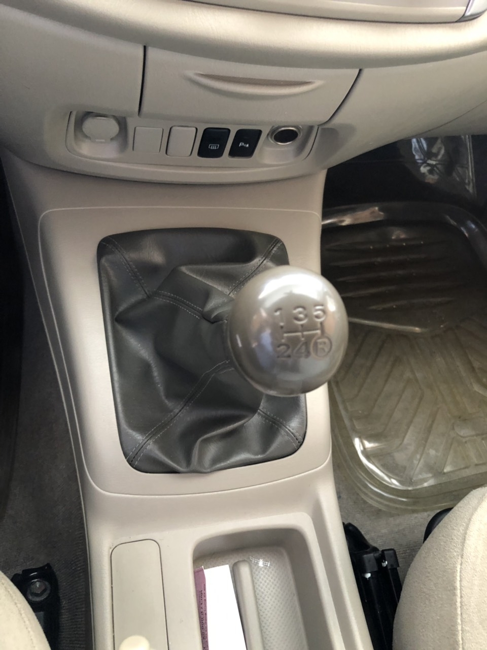 Bán Toyota INNOVA 2.0E màu vàng cát số sàn sản xuất 2014 biển Sài Gòn mẫu mới đi 49000km