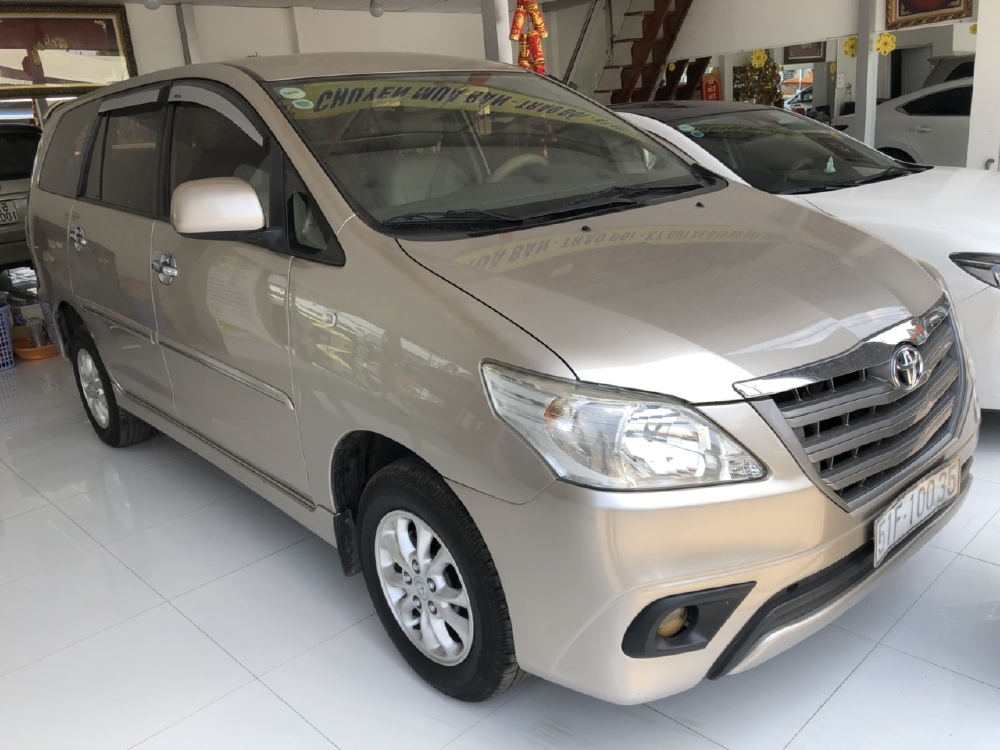 Bán Toyota INNOVA 2.0E màu vàng cát số sàn sản xuất 2014 biển Sài Gòn mẫu mới đi 49000km