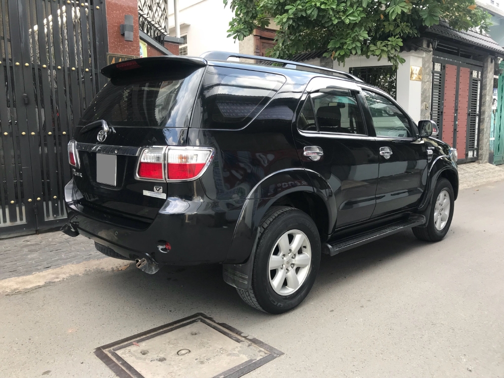 Cần bán xe Toyota Fortuner V 2011 máy xăng