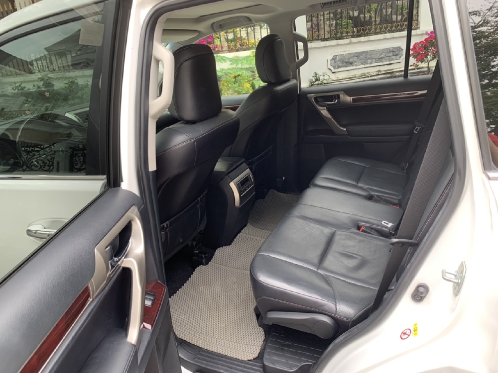 Bán xe Lexus GX460 đời 2016 màu trắng nội thất đen