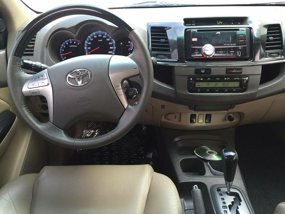 Cần bán xe Toyota Fortuner V 2013 số tự động máy xăng