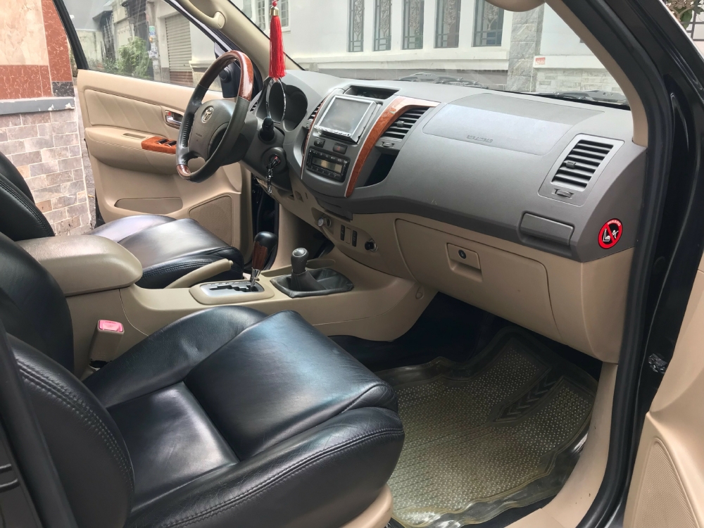 Cần bán xe Toyota Fortuner V 2011 máy xăng
