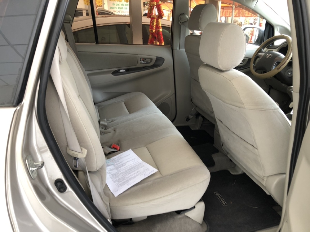 Bán Toyota INNOVA 2.0E màu vàng cát số sàn sản xuất 2014 biển Sài Gòn mẫu mới đi 49000km