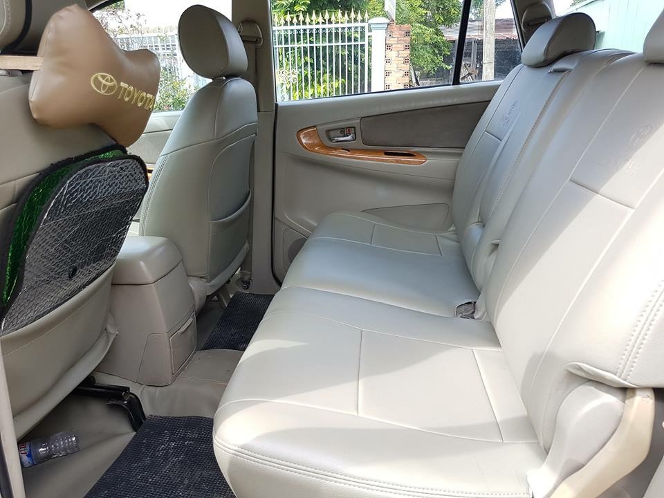 Cần bán Toyota Innova V số tự động màu bạc