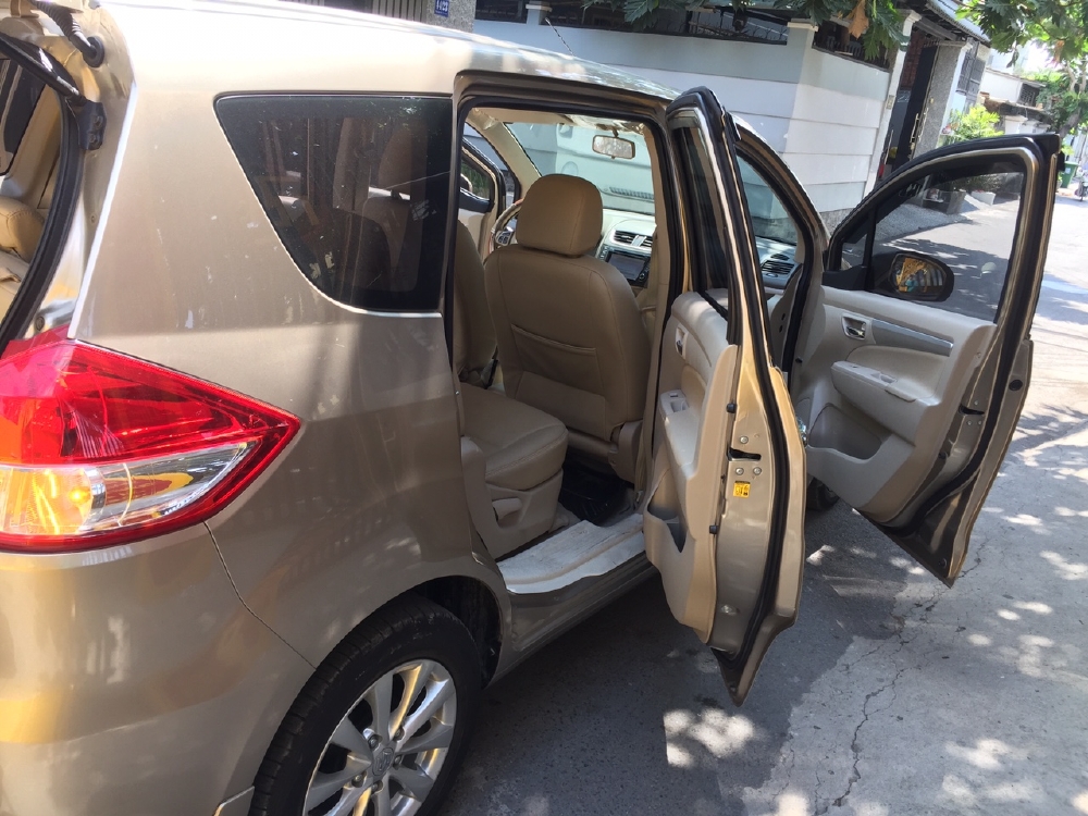 Cần bán Suzuki Ertiga 2016 số tự động màu vàng cát