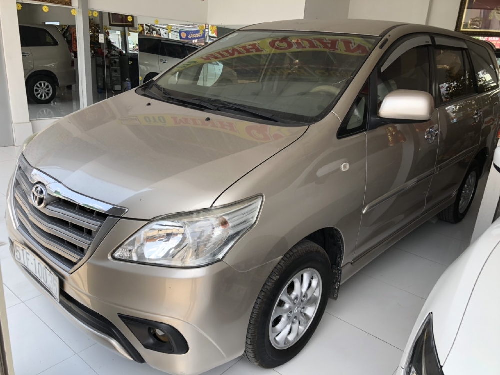 Bán Toyota INNOVA 2.0E màu vàng cát số sàn sản xuất 2014 biển Sài Gòn mẫu mới đi 49000km