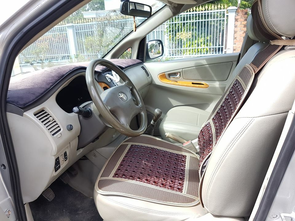 Cần bán Toyota Innova V số tự động màu bạc