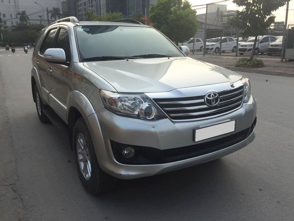 Cần bán xe Toyota Fortuner 2014 số tự động máy xăng