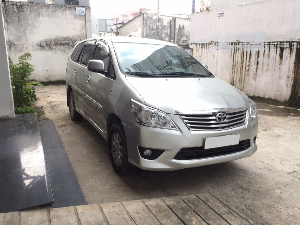 bán xe Toyota Innova 2013 số sàn màu bạc fom mới