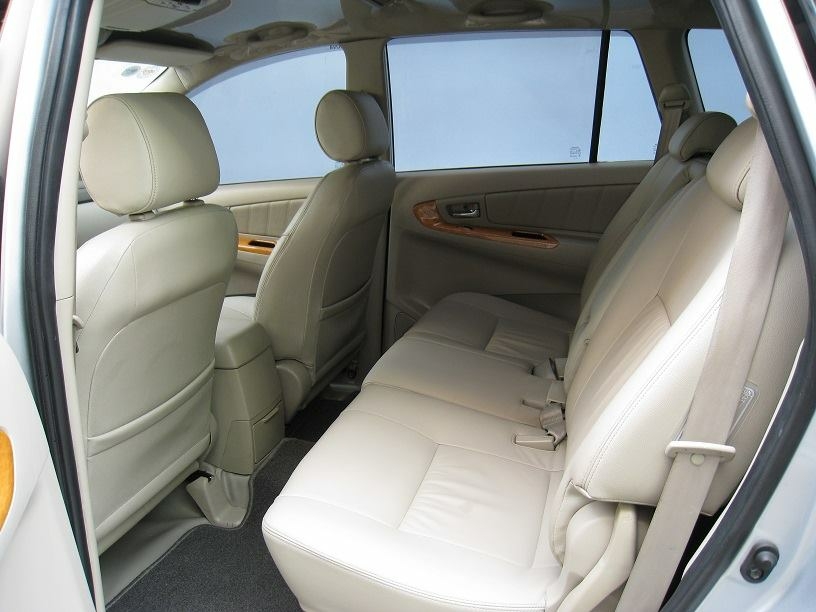 Bán Toyota Innova V 2011 màu bạc xe gia đình