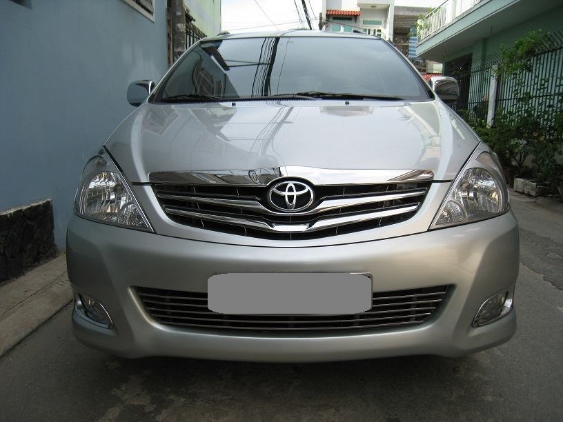 Bán Toyota Innova V 2011 màu bạc xe gia đình