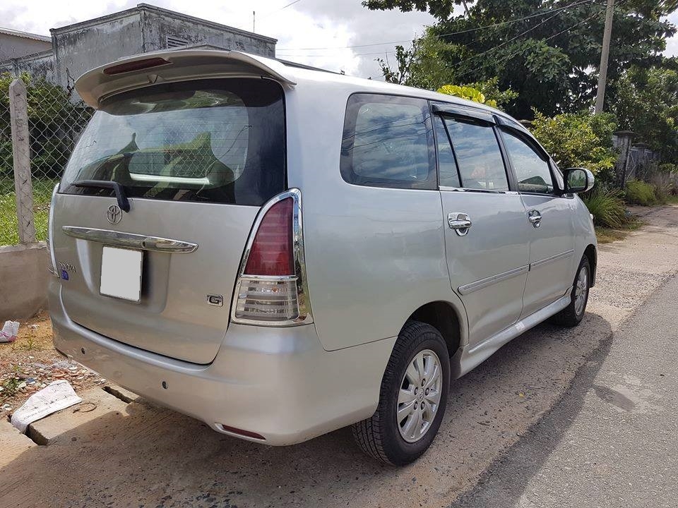 Cần bán Toyota Innova V số tự động màu bạc