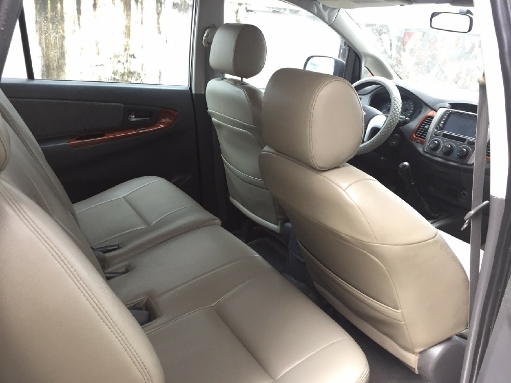 bán xe Toyota Innova 2013 số sàn màu bạc fom mới