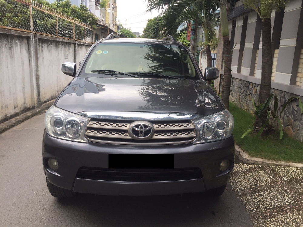 Bán Toyota Fortuner 2011 máy dầu số sàn màu xám chì tuyệt mới