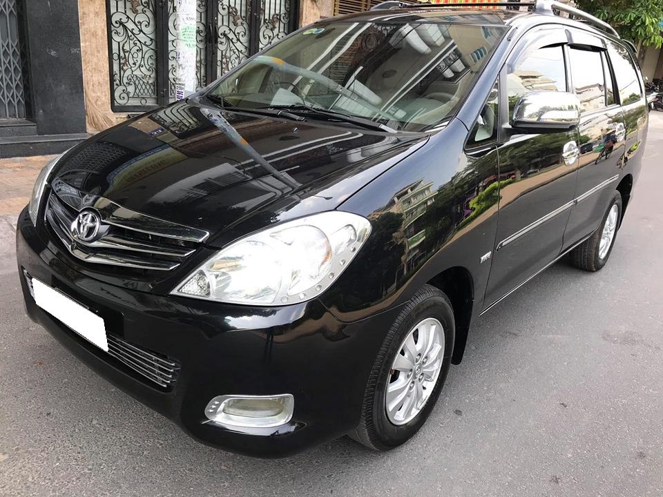 Nhà cần bán xe Innova 2011, bản V, số tự động, máy xăng, màu đen